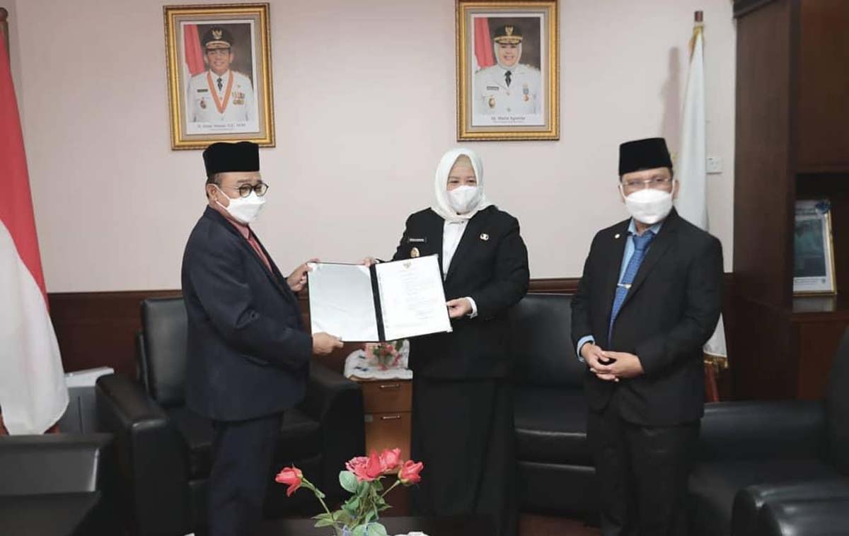 Wakil Gubernur Kepri Marlin Agustina didampingi Sekdaprov TS Arif Fadillah menyerahkan SK sebagai Plh Bupati Karimun kepada M Firmansyah. (foto: istimewa)