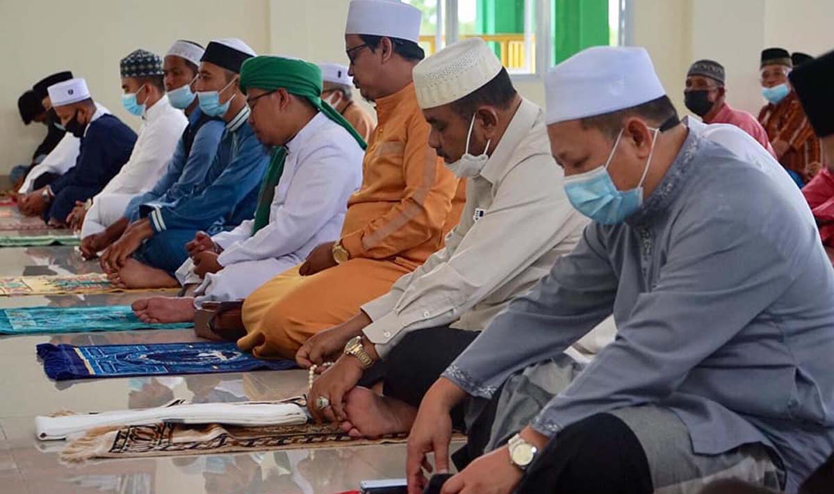 Bupati Karimun Aunur Rafiq bersama jamaah menunaikan shalat jumat di Masjid Hijir Islamil di sela kegiatan safari Jumat, Jumat (12/3/2021). (foto: Dok. Humas Pemkab Karimun(