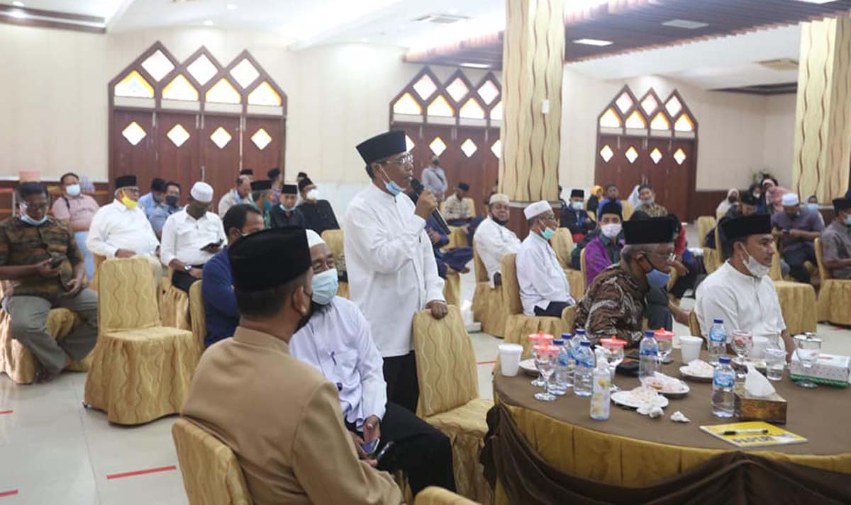 Salah seorang tokoh ormas Islam Nasrial menyampaikan pandanan dan masukan. (foto: Dok. Humas Pemkab Karimun)
