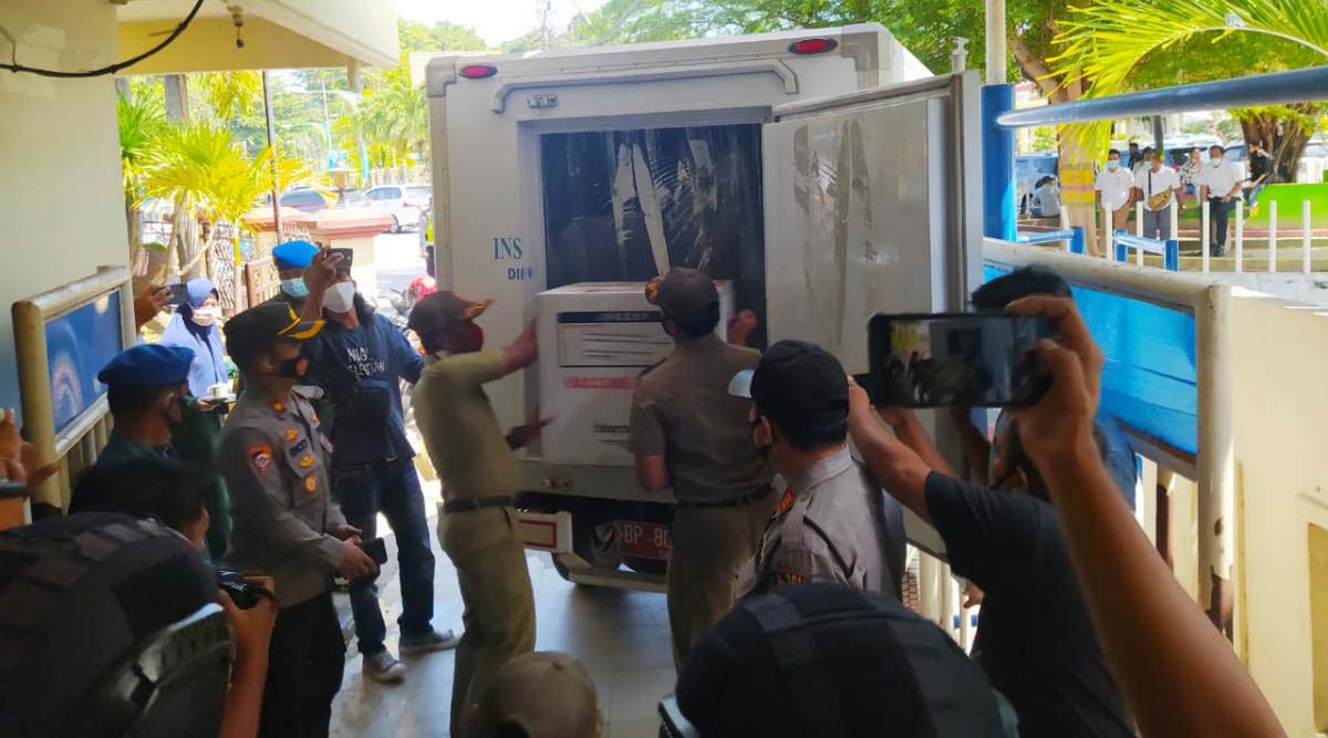 Vaksin tahap dua tiba di Karimun Sekitar 200 dosis vaksin COVID-19 tiba di Karimun, Rabu (3/3/2021). Vaksin in akan diberikan untuk kepala sekolah dan pengawas sekolah di Pulau Karimun Besar (foto: yra)