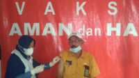 Sekretaris kesbangpol Inhil Marlis Syarif saat menerima Suntik Vaksin Covid-19 Tahap I. (foto: abdullah)