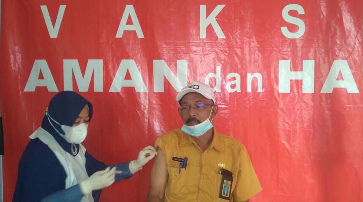 Vaksinasi COVID-19 ASN Inhil Sekretaris kesbangpol Inhil Marlis Syarif saat menerima Suntik Vaksin Covid-19 Tahap I. (foto: abdullah)