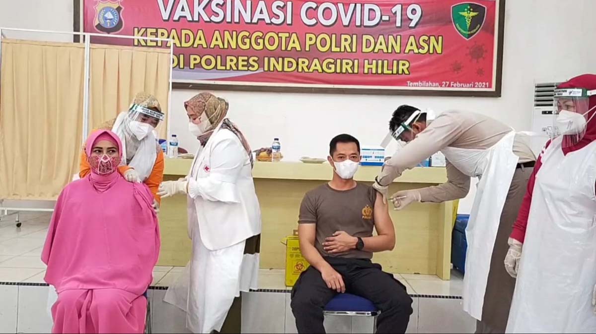 Kapolres Inhil AKBP Dian Setyawan beserta istri menerima suntikan vaksin COVID-19, Sabtu (13/3/2021).