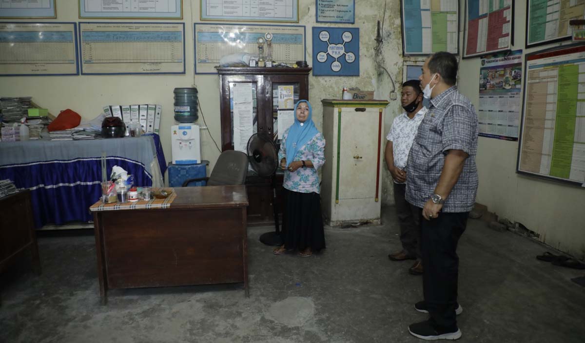 Wakil Bupati Asahan kunjungi kantor lurah kisaran kota Wakil Bupati Asahan Taufik Zainal Abidin Siregar ketika berkunjung ke Kantor Lurah Kisaran Kota, Kamis (4/3/2021).