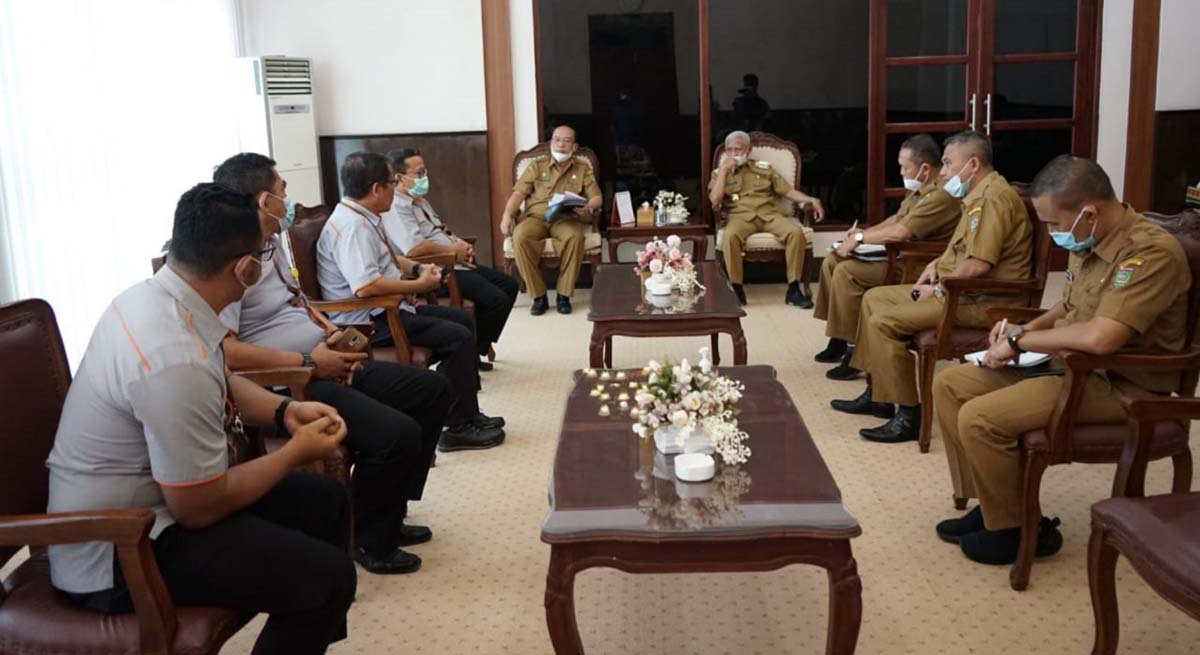 Manajemen Pos Kisaran menggelar audiensi dengan Bupati Asahan, dan membahas kerja sama layanan antar dokumen kependudukan.