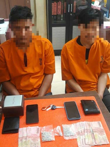 Dua pemuda di Tembilahan, satu di antaranya mahasiswa ditangkap polisi karena kasus narkotika.