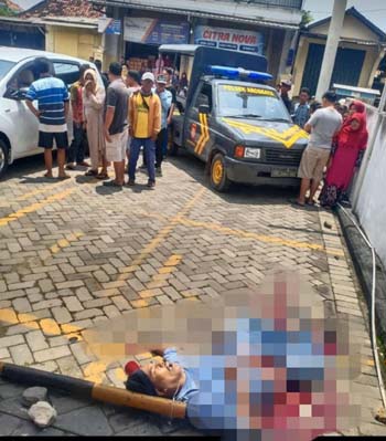 kasus pembunuhan di bangkalan madura Jenazah korban tergeletak di tempat kejadian perkara.(foto: fiki)