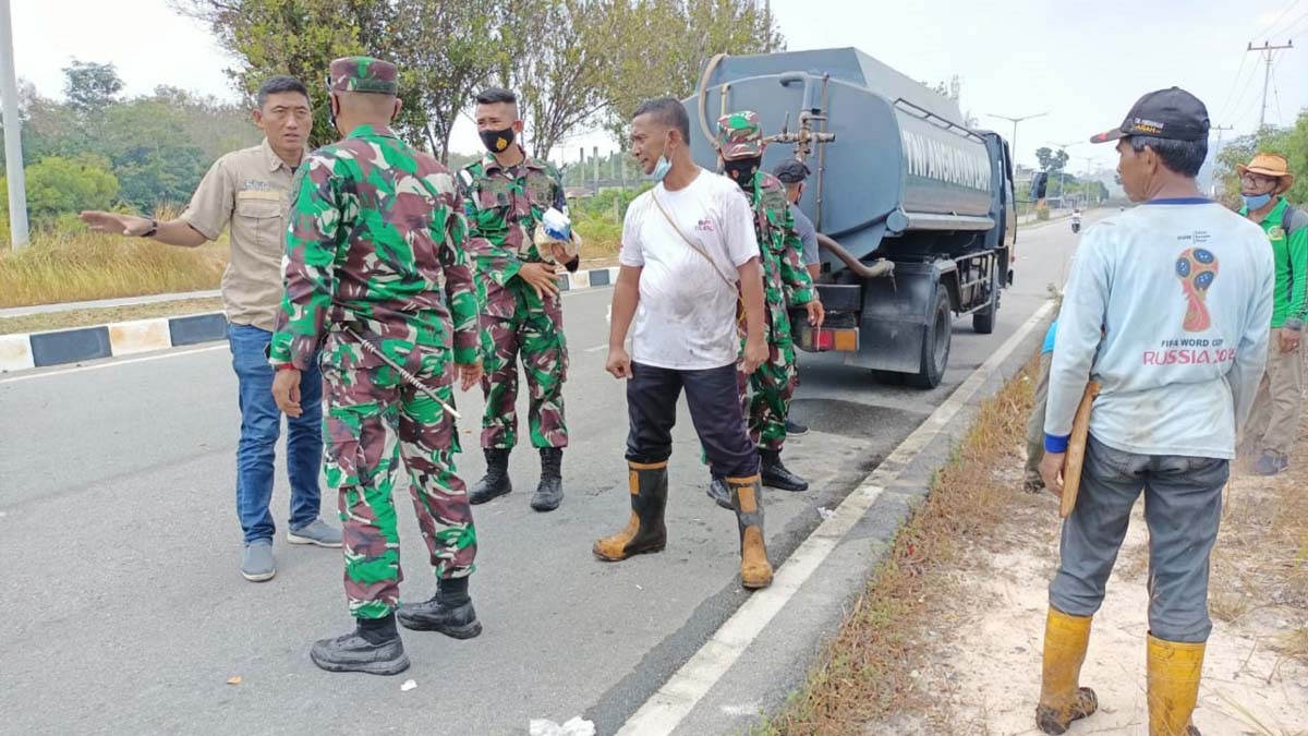 Prajurit Lanal TBK dikerahkan untuk bantu padamkan kebakaran lahan di Darussalam, Kecamatan Meral Barat. (foto: Dok. Lanal TBK)