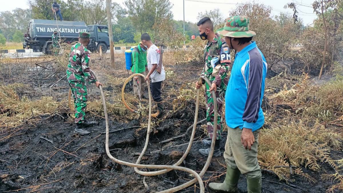 Lanal TBK kerahkan lori air bantu padamkan kebakaran lahan di Darussalam, Kecamatan Meral Barat. (Dok. Lanal Karimun)