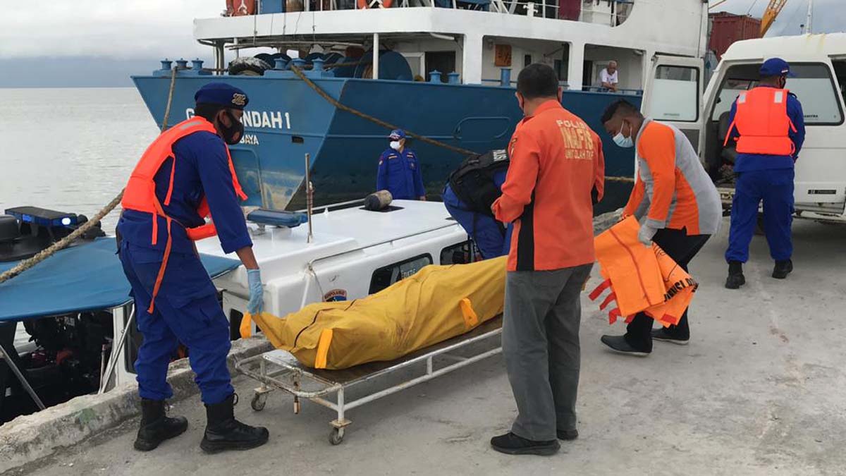 Mayat yang mengapung di laut Karimun dievakuasi oleh petugas.