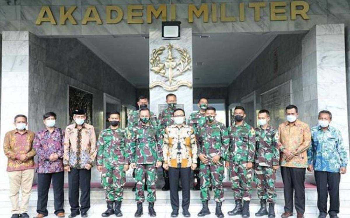 Bupati Pamekasan Baddrut Tamam dan rombongan berfoto bersama saat berkunjung ke Akademi Militer di Magelang.
