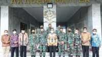 Akademi Militer Bupati Pamekasan Baddrut Tamam dan rombongan berfoto bersama saat berkunjung ke Akademi Militer di Magelang.