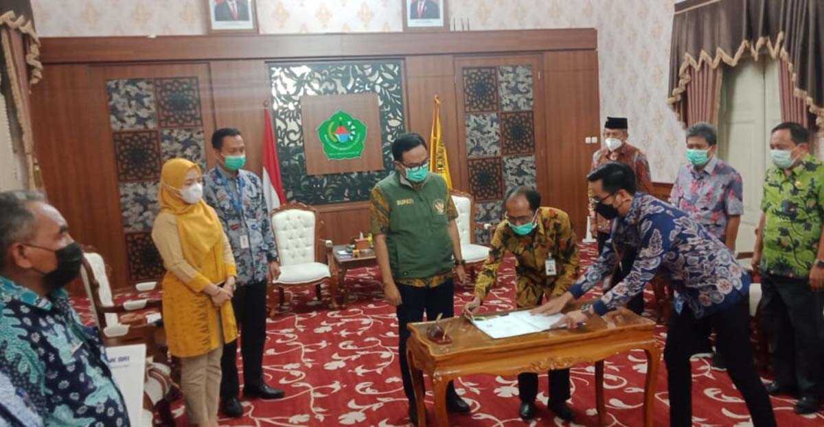 Penandatanganan berita acara serah terima bantuan program CSR BRI Cabang Pamekasan berupa satu mobil operasional.