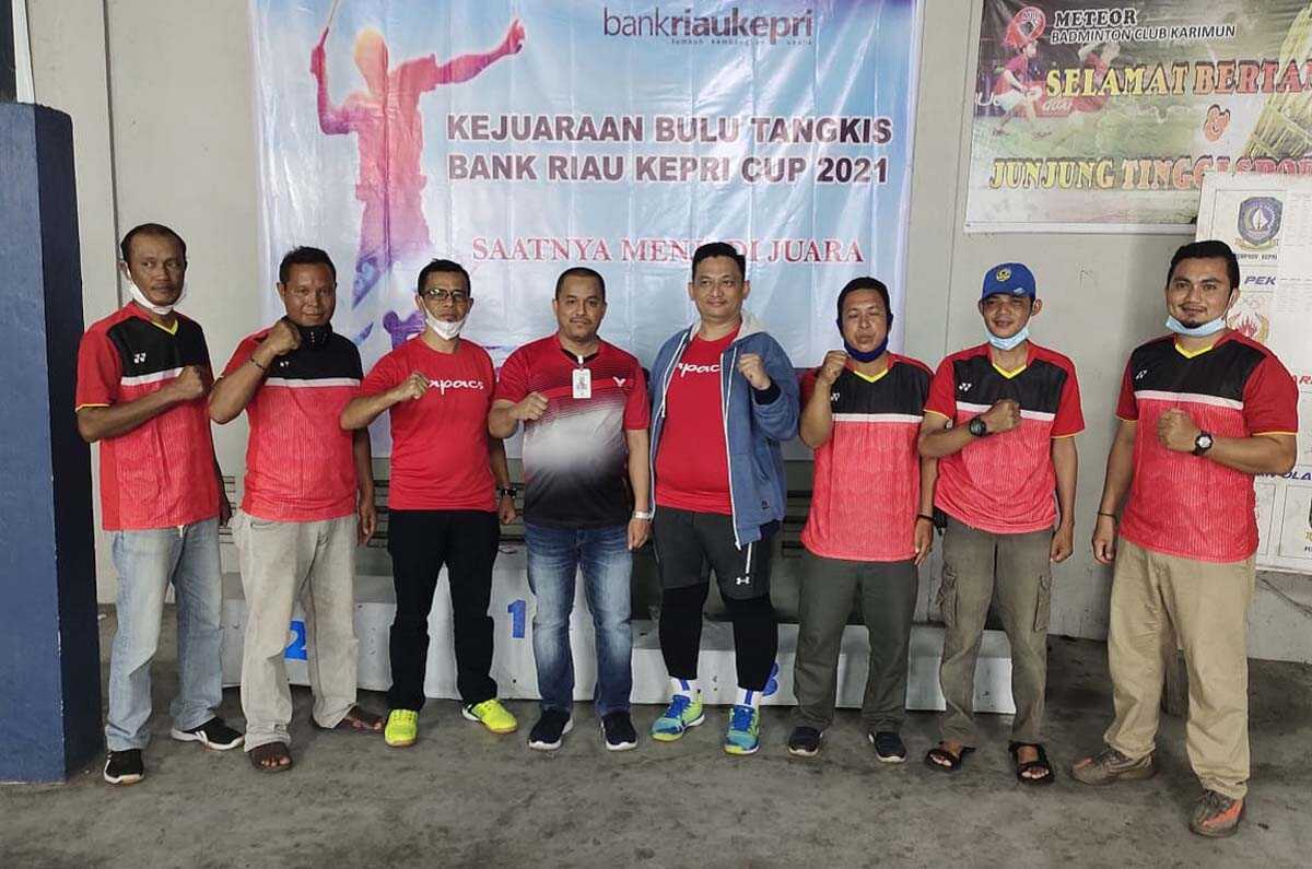 Bank Riau Kepri gelar kejuaraan bulu tangkis karimun Kepala Bank Riau Kepri Cabang Tanjung Balai Karimun Wan Abdul Rahman (4 kiri) berfoto bersama panitia kejuaraan. (foto: yra)