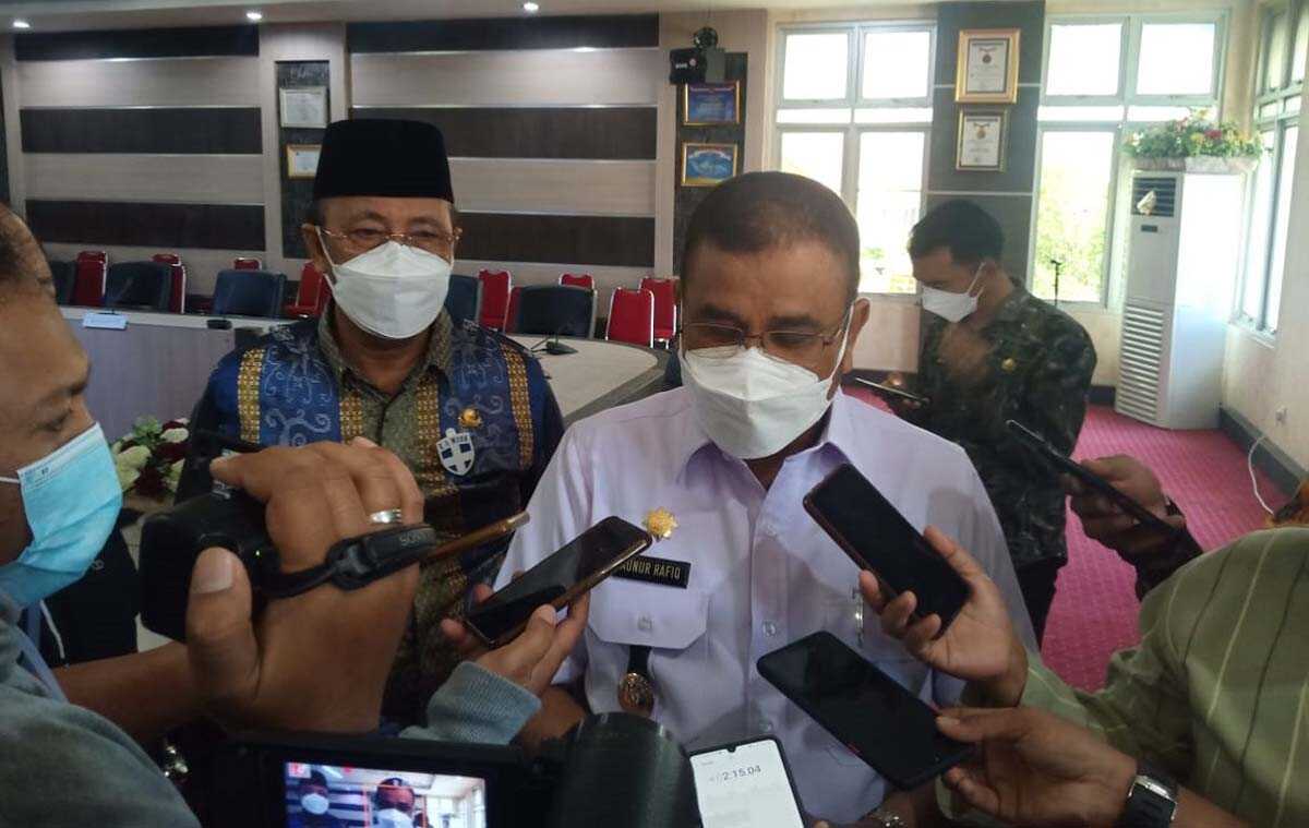Bupati Karimun Aunur Rafiq didampingi Wakil Bupati Anwar Hasyim usai memimpin rakor COVID-19. Kamis (29/4/2021). (foto: yra)