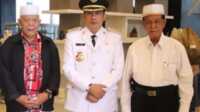 Bupati Kepulauan Meranti H Muhammad Adil berfoto bersama tokoh masyarakat.