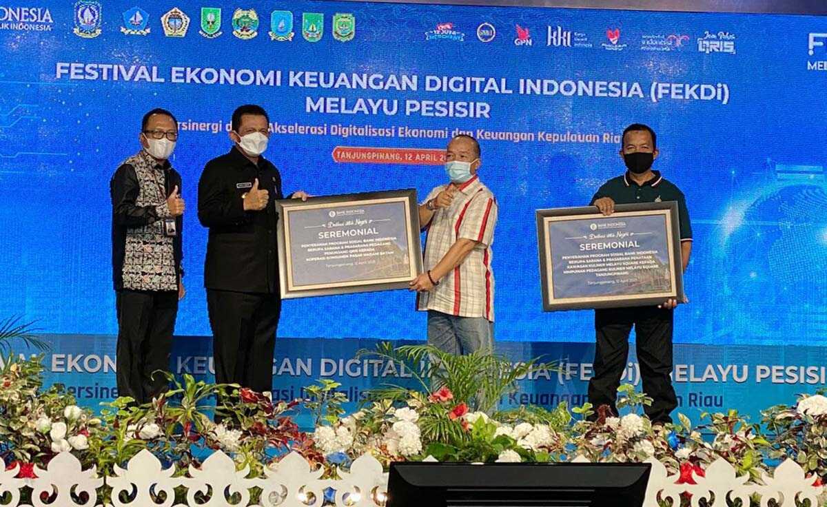 Gubernur Kepri Ansar Ahmad (2 kiri) membuka FEKDI Melayu Pesisir 2021, Senin (12/4/2021). (foto: kepriprov.do.id/ist)