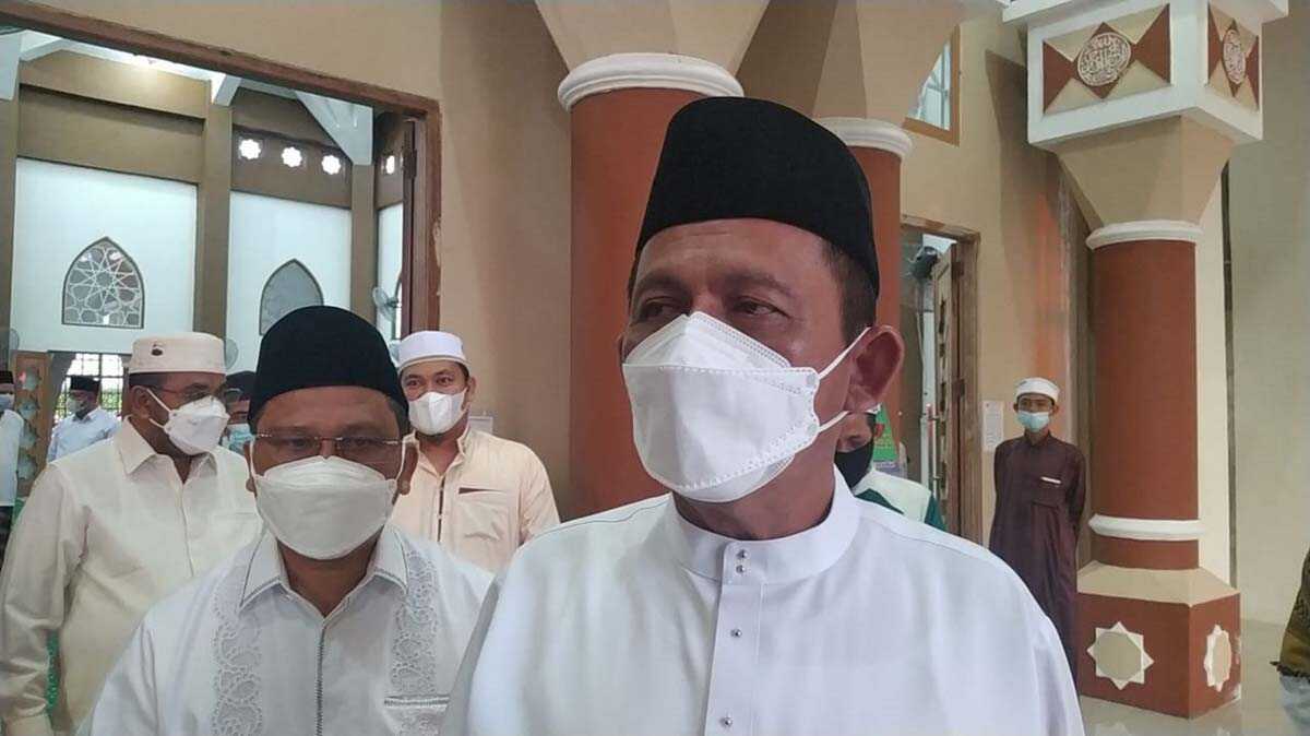 Gubernur Kepri Ansar Ahmad diwawancarai di Masjid Baiturrahman Karimun. (foto: yra)
