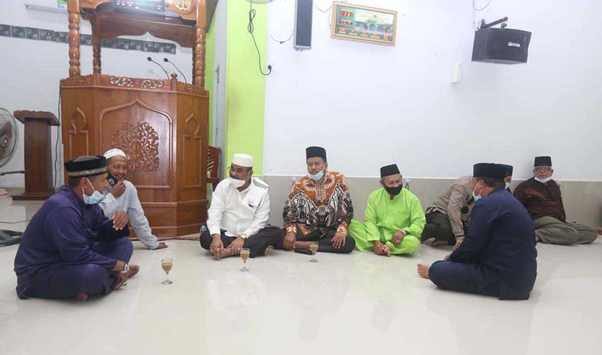Bupati Karimun Aunur Rafiq berbincang dengan masyarakat. (foto: Dok. Humas Pemkab Karimun)
