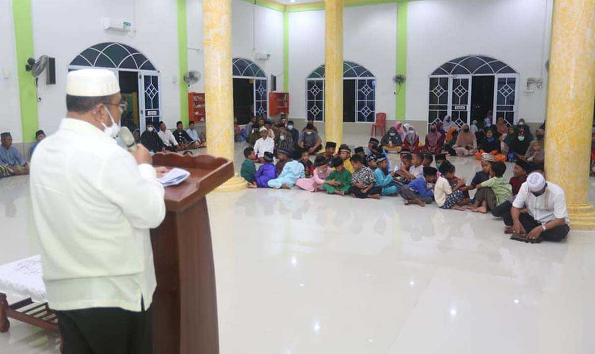 Bupati Karimun Aunur Rafiq memberikan sambutan dalam acara peringatan Israk dan Mikraj di Kundur. (foto: dok. Humas Pemkab Karimun)
