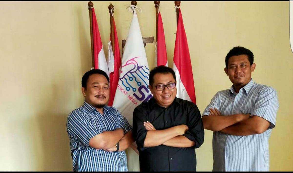 Jasa Tirta Energi kunjungi smsi Komisaris Utama PT Jasa Tirta Energi berfoto bersama Ketua Umum SMSI Firdaus dalam kunjungan ke Kantor Pusat SMSI, Rabu (7/4/2021) sore. (foto: Dok. SMSI)