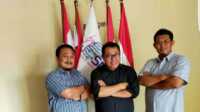 Komisaris Utama PT Jasa Tirta Energi berfoto bersama Ketua Umum SMSI Firdaus dalam kunjungan ke Kantor Pusat SMSI, Rabu (7/4/2021) sore. (foto: Dok. SMSI)