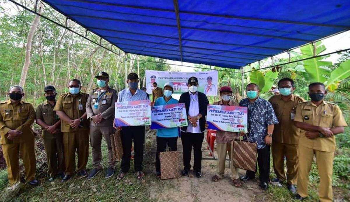Kartu Tani untuk Petani Karimun Pemkab Karimun saat menyerahkan kartu tani kepada para petani di Desa Prayun, Kecamatan Kundur Barat, Selasa (26/1/2021) lalu.