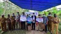 Kartu Tani untuk Petani Karimun Pemkab Karimun saat menyerahkan kartu tani kepada para petani di Desa Prayun, Kecamatan Kundur Barat, Selasa (26/1/2021) lalu.