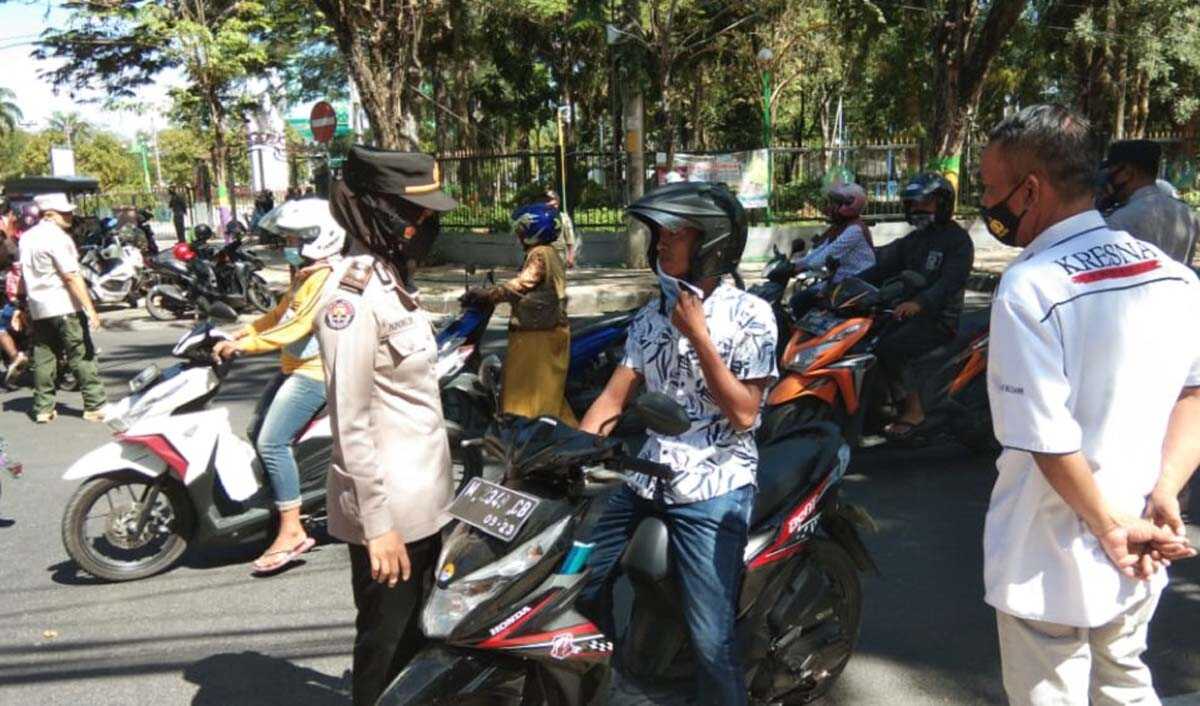 Petugas kepolisian menggelar razia dalam rangkaian Operasi Yustisi di Kabupaten Pamekasan, Jawa Timur, Kamis (22/4/2021). (foto: fiki)