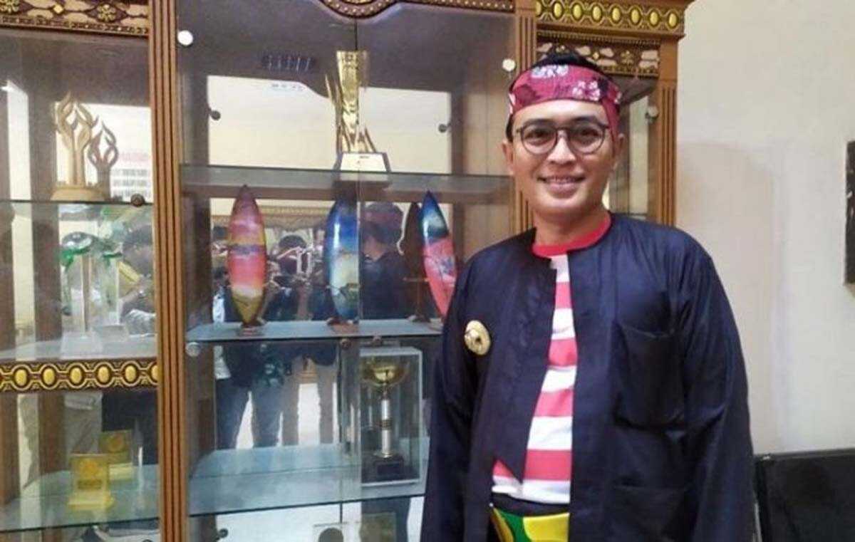 Bupati Pamekasan Baddrut Tamam memakai baju adat Madura saat berdinas.