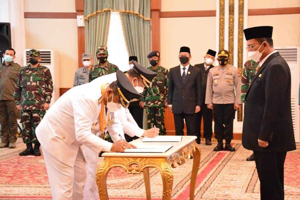 Pelantikan bupati wakil bupati karimun Gubernur Kepri Ansar Ahmad melantik Aunur Rafiq dan Anwar Hasyim sebagai Bupati dan Wakil Bupati Karimun, Senin (26/4/2021).