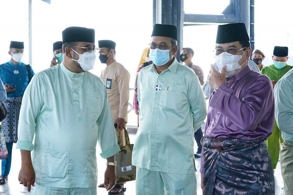 Bupati Karimun Aunur Rafiq, Ketua DPRD Karimun M Yusuf Sirat dan Ketua MUI Provinsi Kepri Azhar Hasyim.