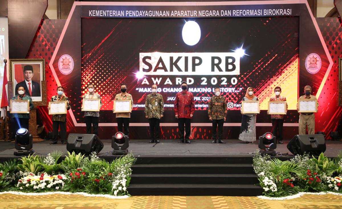 Penyerahan penghargaan SAKIB dari Kemenpan RB.