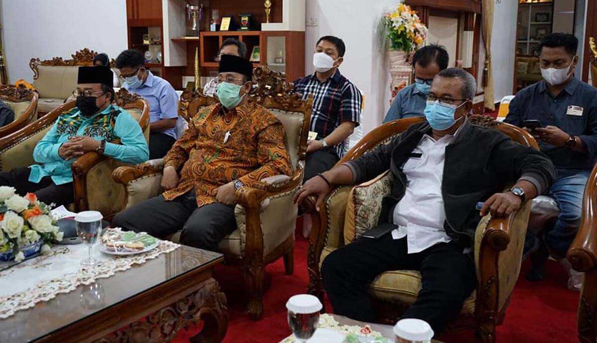 Ketua DPRD Karimun M Yusuf Sirat (kanan) menghadiri rakor secara virtual dengan Penjabat Gubernur Kepri Suhajar Diantoro. (foto: Dok. Humas Pemkab Karimun)