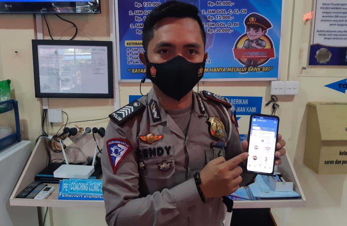 Seorang personel Satlantas Polres Karimun menunjukkan aplikasi Digital Korlantas untuk pengurusan dan perpanjangan SIM secara online. (foto: yra)