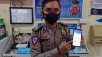 SIM Online di Karimun Seorang personel Satlantas Polres Karimun menunjukkan aplikasi Digital Korlantas untuk pengurusan dan perpanjangan SIM secara online. (foto: yra)
