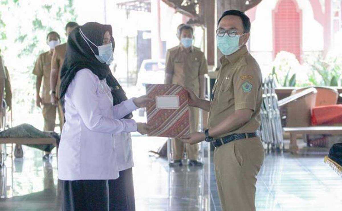 Bupati Pamekasan Badrut Tamam menyerahkan SK pengangkatan 246 pegawai baru.