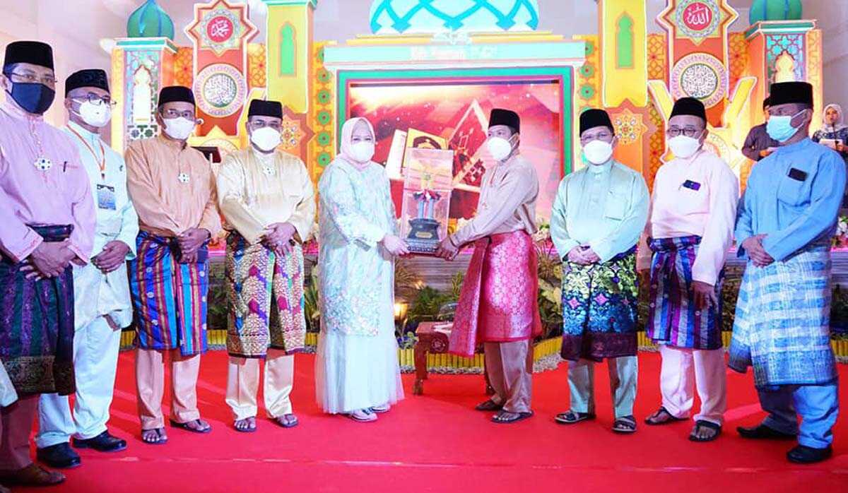 Ketua DPRD Karimun (3 kiri). (foto: Dok, Humas Pemkab Karimun)