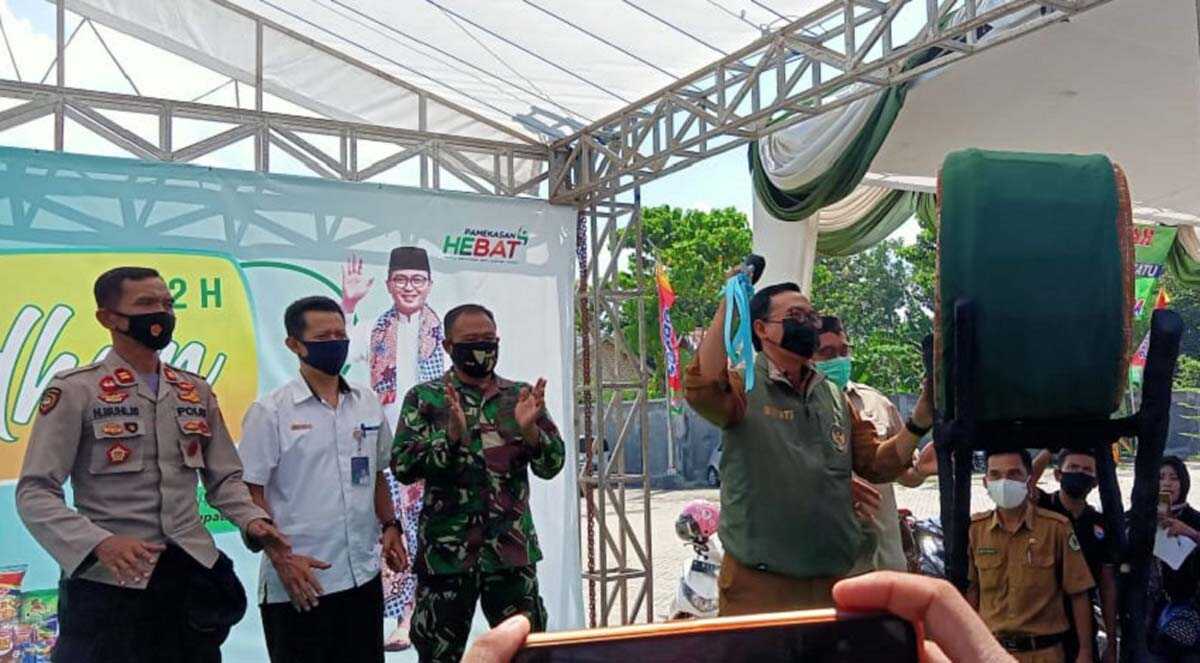 Sambut Ramadhan, Pemkab Pamekasan launching pasar murah Jelang Ramadhan, Bupati Pamekasan melaunching Pasar Murah di eks rumah sakit Pamekasan, Senin (12/4/2021). (foto: fiki)