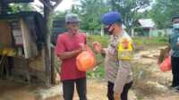 Kasat Polairud Polres Karimun Iptu Binsar Samosir menyerahkan paket sembako kepada salah seorang warga.