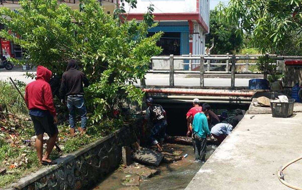 Sampah memenuhi drainase ditengarai salah satu penyebab banjir di Karimun. (foto: yra)