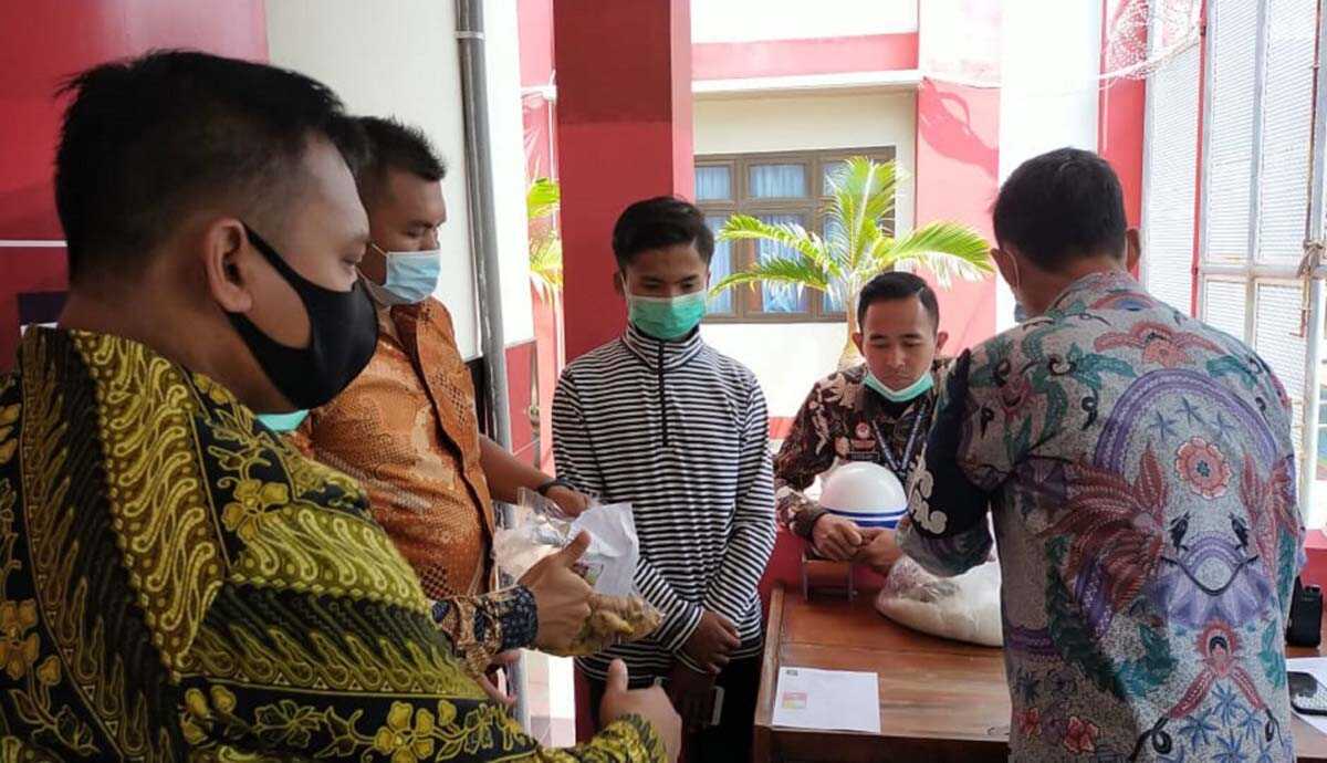 BC (tengah) gagal meloloskan barang terlarang ke Lapas Pamekasan.