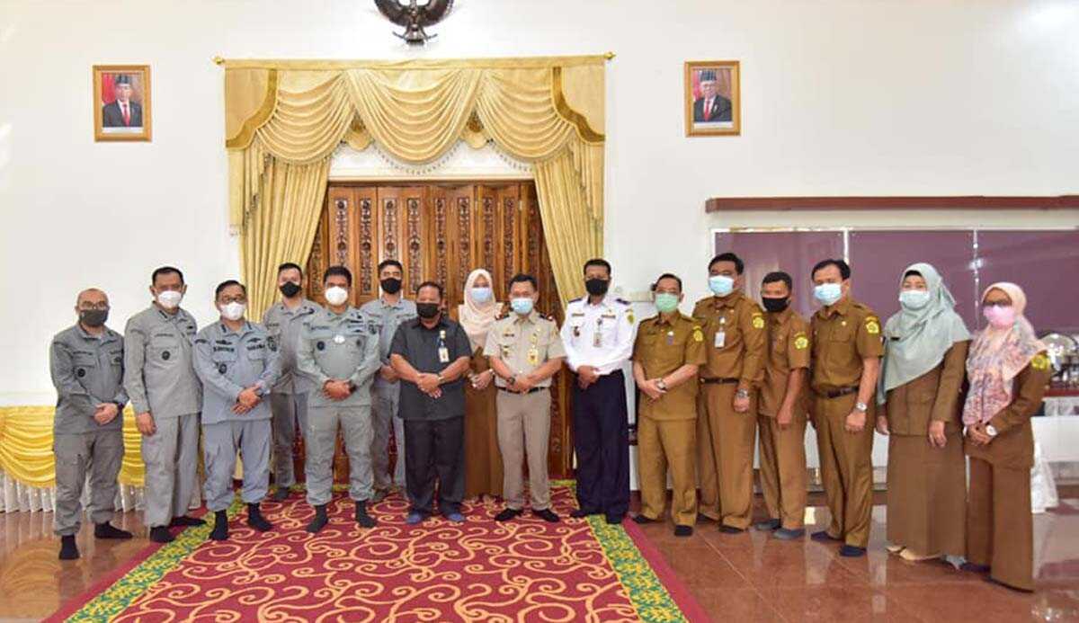 Rombongan Bakamla berfoto bersama Asisten Pemerintahan dan Kesra Muhammad Tang dan sejumlah pejabat terkait. (foto: Dok. Humas Pemkab Karimun)