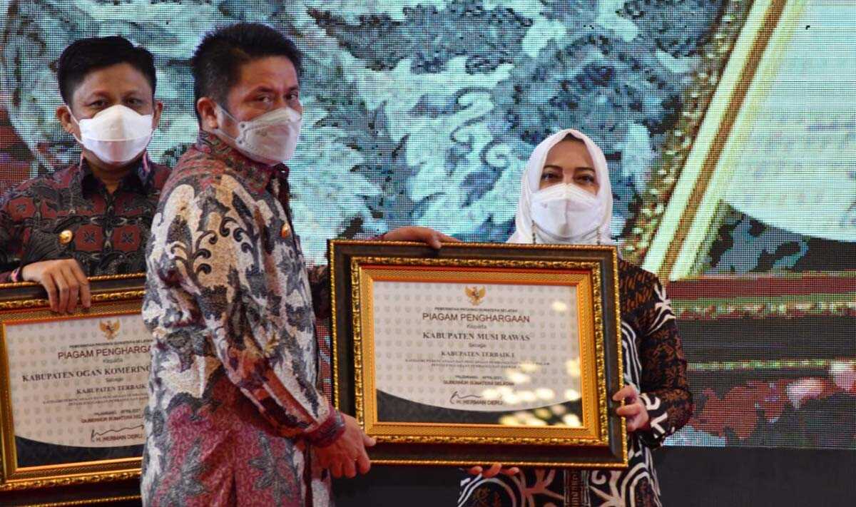 Bupati Musi Rawas Ratna Machmud menerima penghargaan dari Gubernur Sumsel Herman Deru.