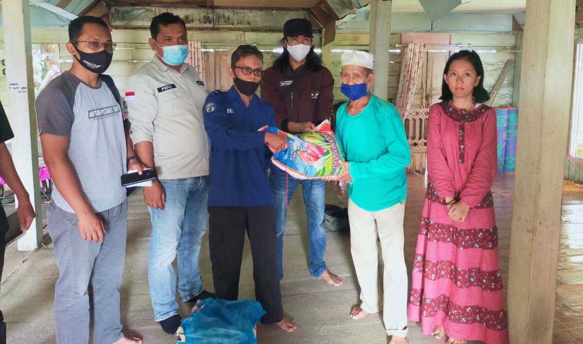 Aksi peduli IWO dan Jurnalis Karimun Ketua IWO Karimun Rusdianto bersama Ketua Jurnalis Karimun Elhadief Putra didampingi Bendahara Jurnalis Karimun Khairul Siregar (kiri) dan Bendahara PD IWO Karimun Maszan P Sianturi menyerahkan bantuan kepada anak korban lakalantas. Bantuan diserahkan melalui ketua RT setempat.