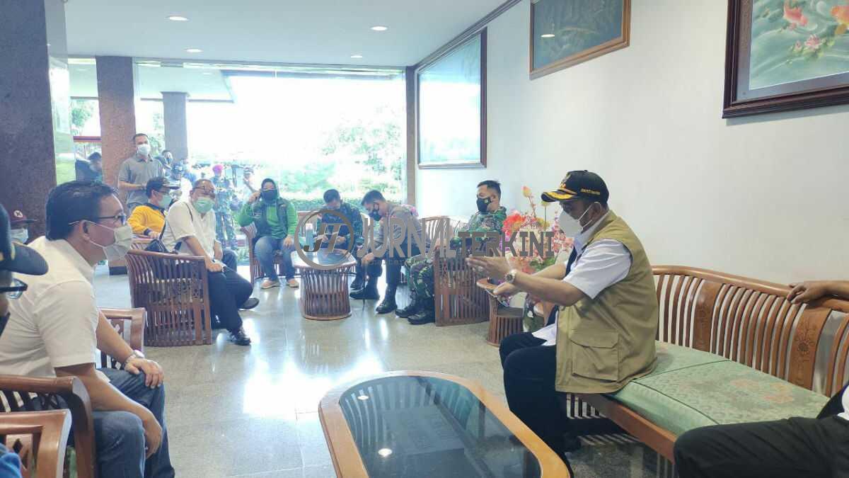 Bupati Karimun berbincang dengan pemilik hotel. (foto: yra)