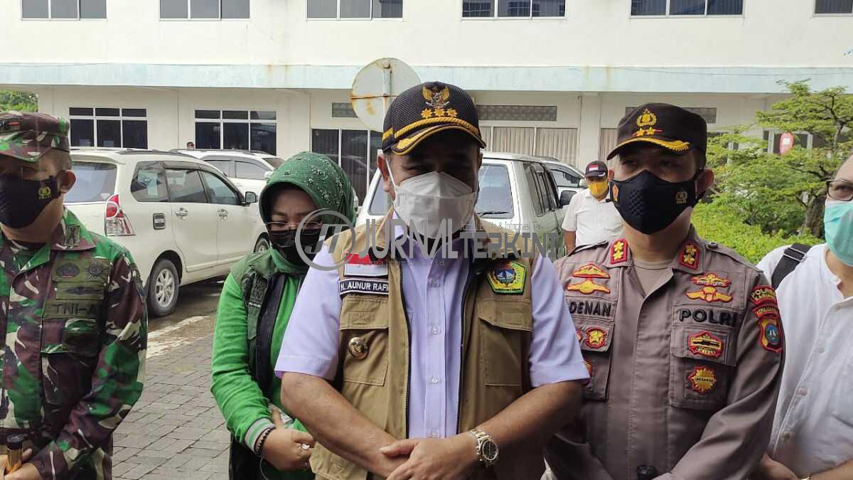 Bupati Karimun Aunur Rafiq memberikan keterangan terkait rencana memakai Hotel Gembira sebagai lokasi karantina terpusat COVID-19. (foto: yra)