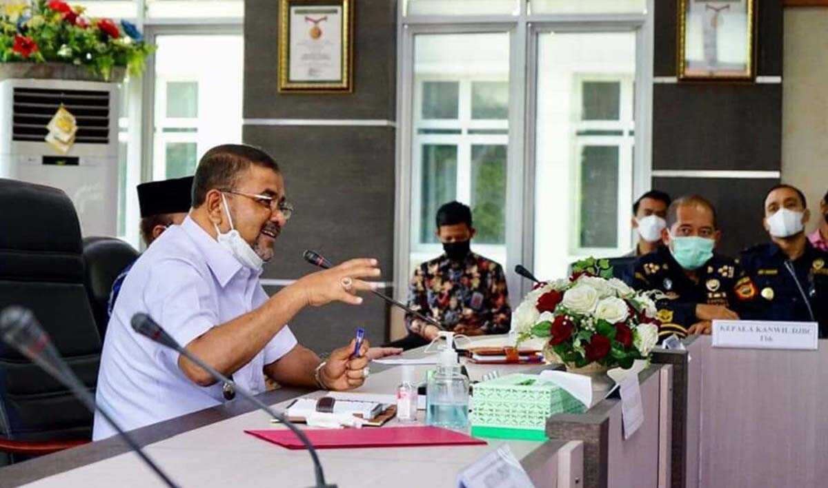 Bupati soal Balai Latihan Kerja Bupati Karimun Aunur Rafiq memimpin rapat di Kantor Bupati beberapa waktu lalu.