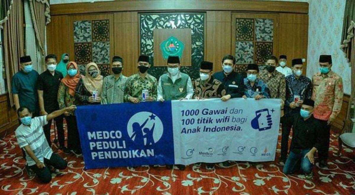 Bupati Pamekasan menerima bantuan 200 gawai dan Medco Foundation.
