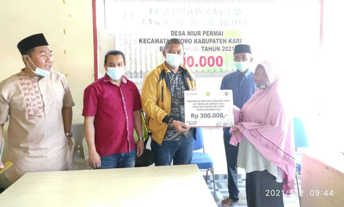 IMG-20210507-WA001420210507 Kepala Bank Riau Kepri Cabang Tanjung Balai Karimun Wan Abdul Rahman (tengah) bersama anggota DPRD Karimun Raja Rafiza mencanangkan Gerakan Transaksi Non Tunai di sela penyerahan Bantuan Langsung Tunai Dana Desa di Moro, 2 Mei 2021.